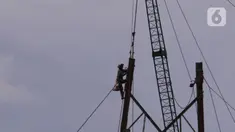 Pekerja tengah melakukan aktivitas kerja pada ketinggian di menara sutet di kawasan Karang Tengah, Kota Tangerang, Banten, Jumat (8/1/2021). Keselamatan dan kesehatan kerja (K3) merupakan hal yang mutlak bagi para pekerja di ketinggian dengan risiko tinggi. (Liputan6.com/Angga Yuniar)