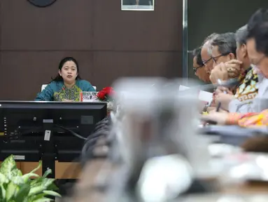 Menteri Koordinator bidang Pembangunan Manusia dan Kebudayaan (PMK) Puan Maharani saat menggelar rapat koordinasi (rakor) di Jakarta, Selasa (16/1). (Liputan6.com/Angga Yuniar)