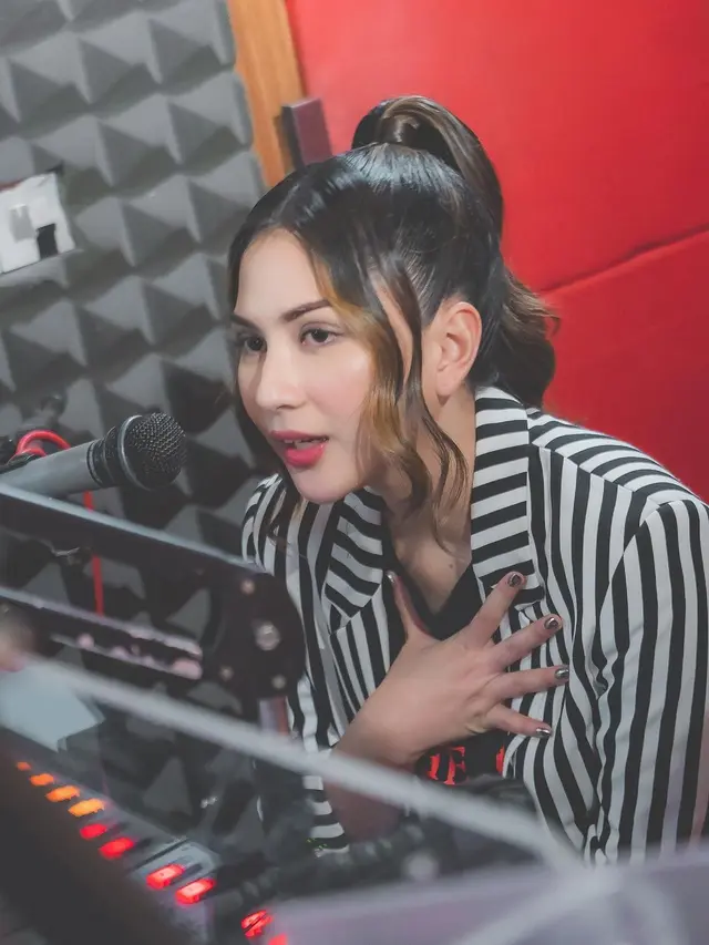 Jessica Mila kala mempromosikan The Doll 3 di salah satu radio. (Foto: Dok. Instagram Hitmaker Studios)