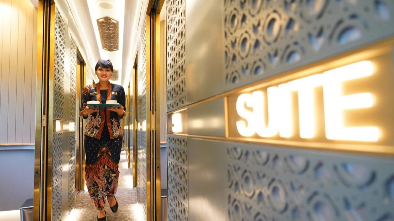 Pada interior kereta, dinding lorong Kereta Compartment Suites bermotif lingkar Borobudur dengan sudut pandang dari atas yang terangkai, menggunakan warna toska.&nbsp;<br>