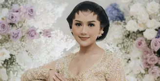 Erina Gudono memiliki gaya busana yang begitu menarik perhatian. Kerap kenakan kebaya di ragam kesempatan, transformasi gaya megahnya dengan perhiasan terlihat signifikan. [Foto: Instagram/ Erina Gudono]