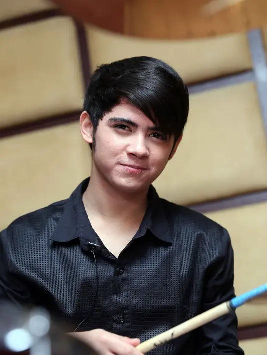 "Tidur enggak boleh sampe pagi. Play Station diumpetin dulu, enggak boleh main. Tapi tetap main juga sih. Mungkin lebih dikurangi teriak-teriaknya," kata Aliando di Studio Bepbob, kawasan Tebet, Jakarta Selatan,Selasa (22/3/2016).(Nurwahyunan/Bintang.com)