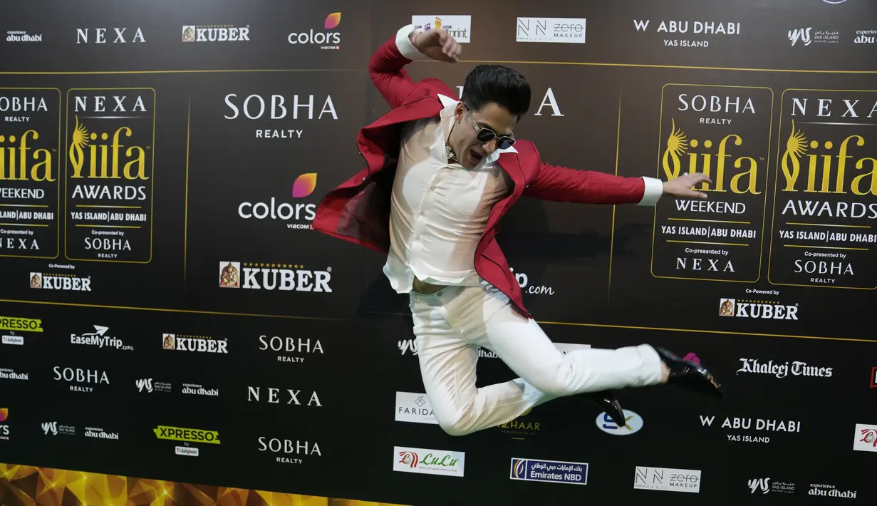 Aktor India Shivam Sharma tiba untuk menghadiri penghargaan International Indian Film Academy (IIFA) Awards ke-23 di Abu Dhabi, Uni Emirat Arab, Jumat, 26 Mei 2023.  (AP Photo/Kamran Jebreili)