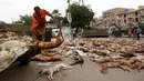 Petugas mengumpulkan bangkai anjing di Karachi, Pakistan, Kamis (4/8). Pemerintah setempat terpaksa melakukan pembinasaan tersebut dengan alasan jumlah anjing liar yang terus meningkat. (REUTERS/Akhtar Soomro)