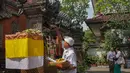 Lebih dari sekadar ritual keagamaan, Galungan menjadi cermin filosofi hidup masyarakat Hindu Bali yang menjunjung tinggi keseimbangan, harmoni, dan spiritualitas. Tampak dalam foto, umat Hindu melakukan sesi persembahyangan Hari Raya Galungan di Pura Amerta Jati, Cinere, Jakarta Selatan, Rabu (19/11/2025). (merdeka.com/Arie Basuki)