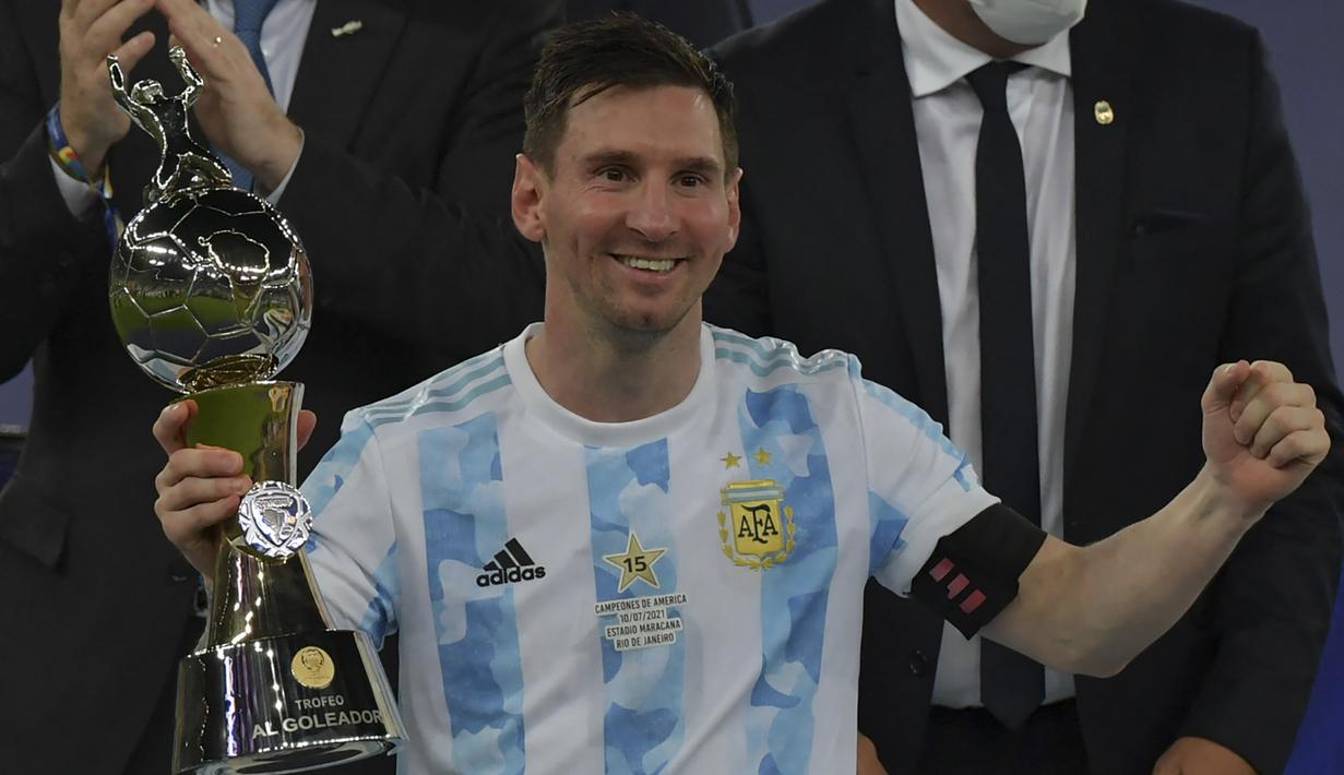 Untuk gelar individu inilah yang menjadi keunggulan Lionel Messi dibanding Robert Lewandowski. La Pulga telah mengoleksi 9 gelar individu bersama Barcelona dan Timnas Argentina. Sementara Robert Lewandowski hanya mengumpulkan 6 gelar individu. (AFP/Nelson Almeida)