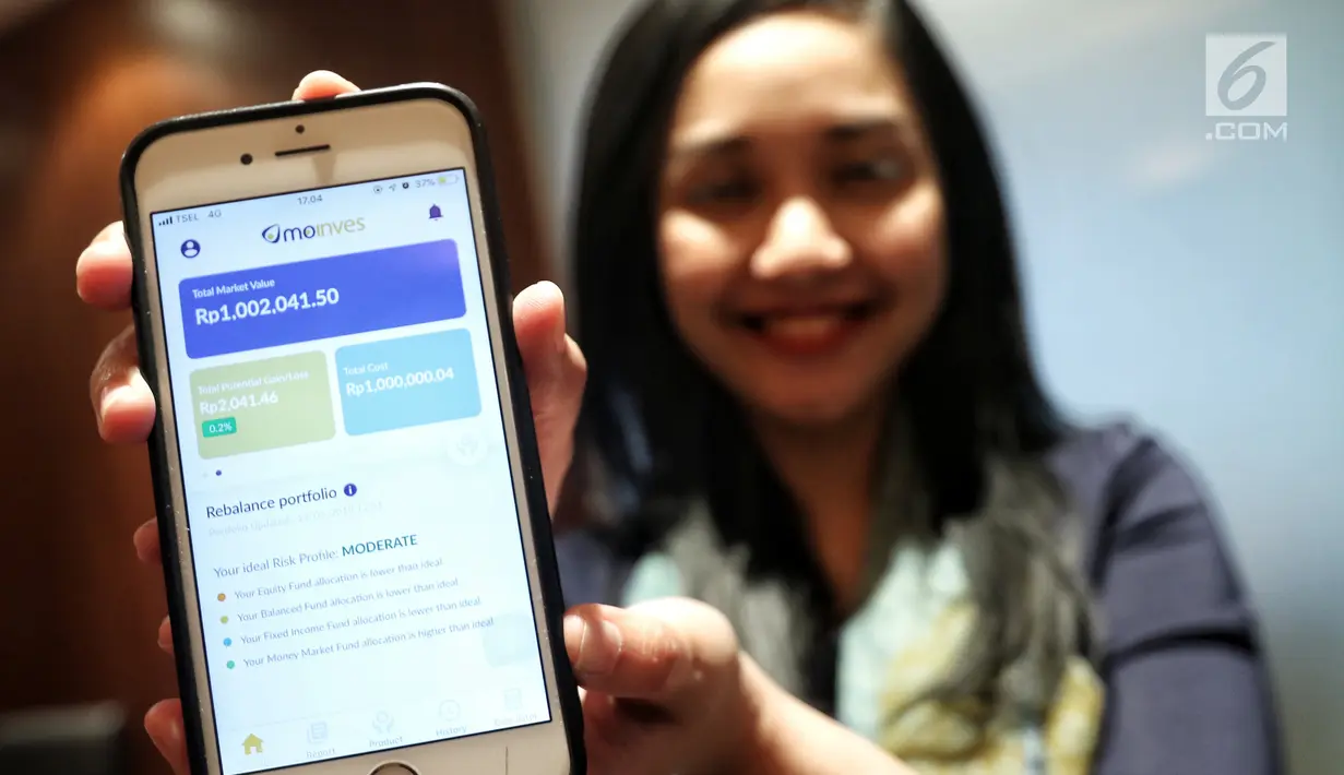 Model menunjukkan aplikasi moinves selama Launching Reksa Dana Mandiri Investasi Pasar Uang (MIPU) 2 di Jakarta, Selasa (21/5).  Mandiri Investasi luncurkan Reksa Dana Pasar Uang dengan Fitur T-0 merupakan pertama kalinya diluncurkan di pasar modal Indonesia. (Liputan6.com/Johan Tallo)