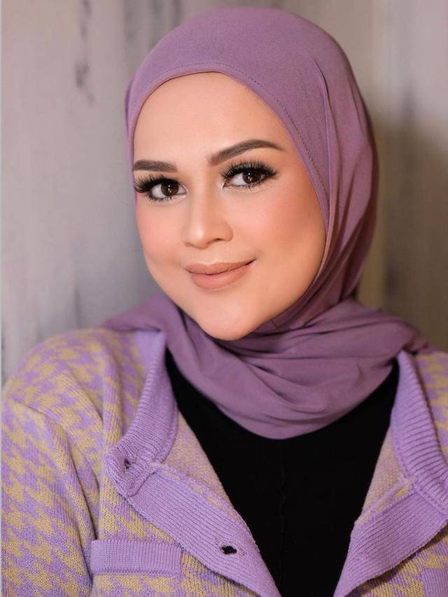 Cut Meyriska, istri Roger Danuarta memakai kardingan motif ungu