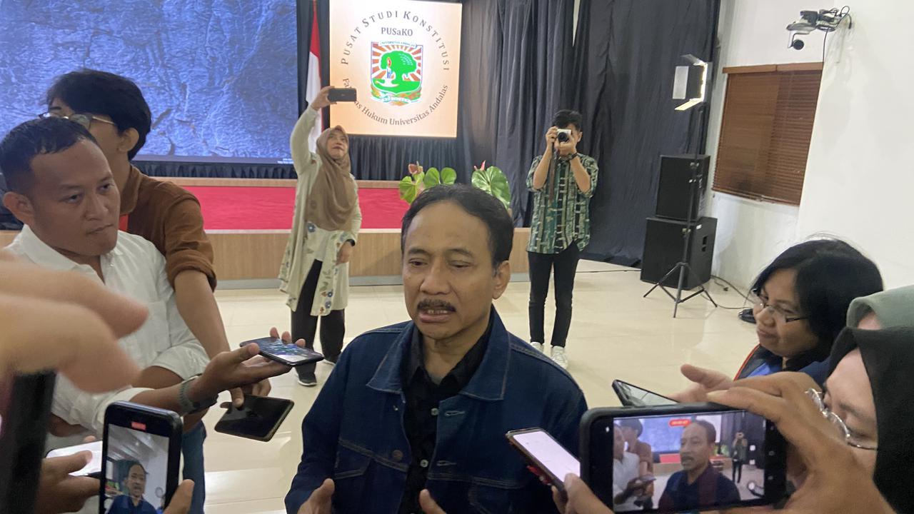 Ketua Mahkamah Konstitusi Suhartoyo saat ditanya wartawan di Pusdiklat MK, Cisarua, Bogor, Jawa Barat, Rabu (6/3/2024) malam. (Liputan6.com/Muhammad Radityo Priyasmoro)