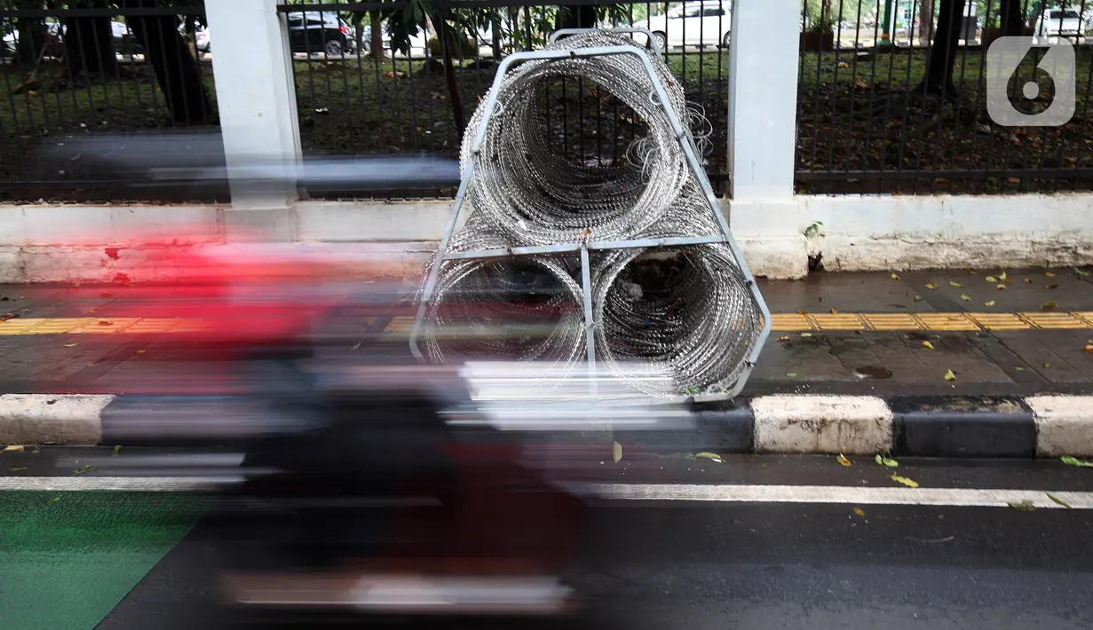 Gulungan kawat berduri diletakkan di atas trotoar Jalan Asia Afrika, Jakarta Pusat, Selasa (28/12/2021). Kawat berduri yang berada di trotoar tersebut sangat mengganggu para pejalan kaki yang melintas. (Liputan6.com/Johan Tallo)