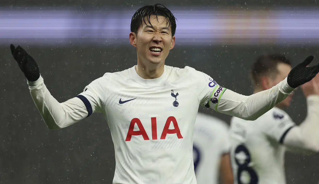 Striker Tottenham Hotspur, Son Heung-min akan memperkuat Timnas Korea Selatan di Piala Asia 2023 yang menjadi edisi keempatnya di Piala Asia setelah sebelumnya juga masuk skuad Korea Selatan pada Piala Asia 2011, 2015 dan 2019. Bersama Timnas Korea Selatan, ia telah mengoleksi 116 caps dengan torehan 41 gol dan 19 assist sejak melakukan debut pada 30 Desember 2010. (AP Photo/Ian Walton)