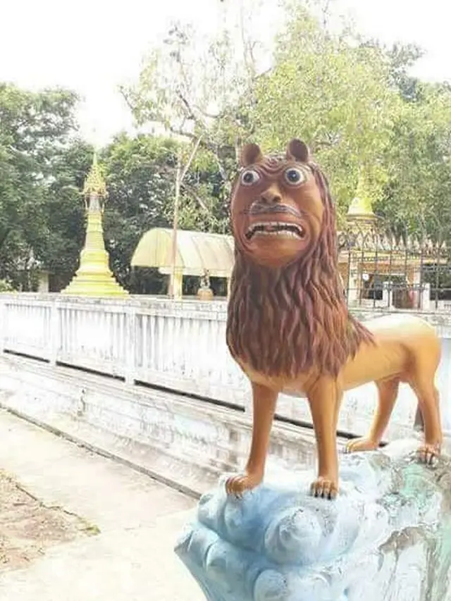 7 Patung Ini Bentuknya Nyeleneh, Tak Mirip Asli Malah Bikin Ngakak