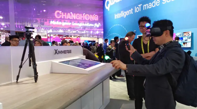 Salah satu pengunjung bermain game menggunakan headset VR di booth Qualcomm (Liputan6.com/Corry Anestia)