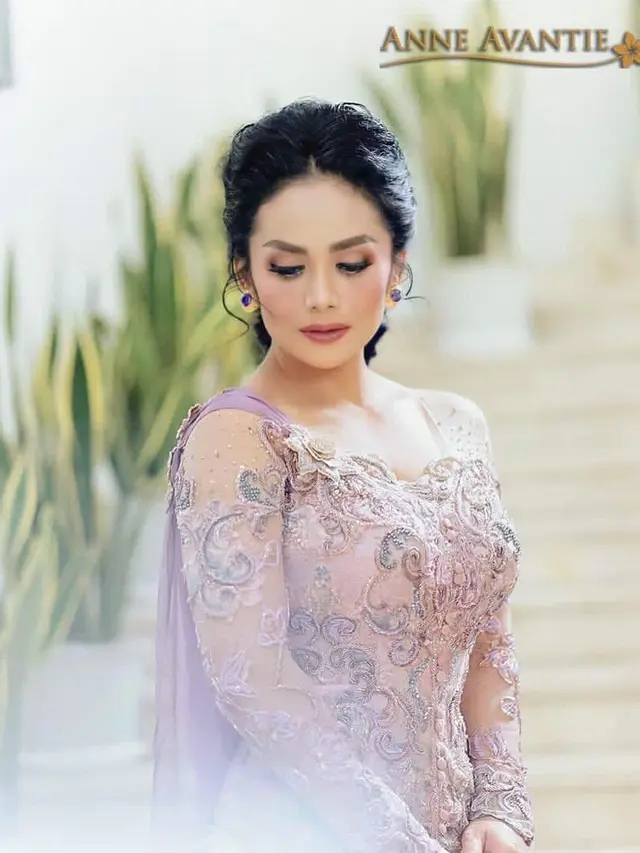 Ada Kisah Haru di Balik Pembuatan Kebaya Krisdayanti untuk Acara Lamaran Aurel Hermansyah dan Atta Halilintar. (instagram.com/anneavantieheart)
