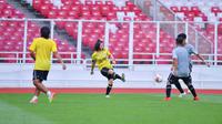 Greysia Polii menendang bola pada acara fun football yang berlangsung di Stadion Utama Gelora Bung Karno. (Istimewa)