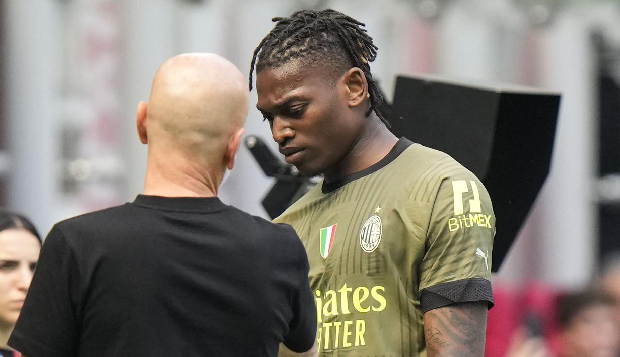 Reaksi kecewa pemain AC Milan, Rafael Leao (kanan) saat ditarik ke luar lapangan oleh pelatih Stefano Pioli pada laga pekan ke-34 Liga Italia 2022/2023 antara AC Milan melawan Lazio di San Siro, Milan, Italia, Sabtu (06/05/2023). Leao digantikan oleh Alexis Saelemaekers pada menit ke-11. (AP Photo/Luca Bruno)