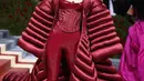 Penampilan megah Gigi Hadid lainnya saat mengenakan outfit merah. Tampil bold, Gigi Hadid mengenakan corset top dipadu pant boot hybrid, dan coat super dramatis yang kesemuanya berwarna merah. Foto: Instagram.