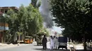 Kepulan asap membumbung dari sebuah gedung pemerintahan Afghanistan setelah bom bunuh diri dan serangan kelompok bersenjata di Jalalabad, Selasa (31/7). Setidaknya 15 orang tewas dan puluhan orang lainnya mengalami luka-luka akibat insiden ini. (AP Photo)