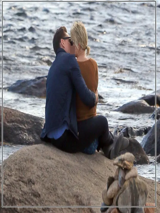 Tak hanya bermesraan dengan Tom Hiddleston, Taylor Swift juga tertangkap basah sedang berciuman dengan Tom di Rhode Island. (Hollywoodlife/Bintang.com)