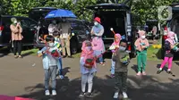 Para siswa TK memainkan miniatur bedug buatan mereka saat mengikuti proses pembelajaran secara Drive in Learning di area parkir Padepokan Pencak Silat Indonesia, Jakarta, Kamis (8/4/2021). Kegiatan ini untuk mengenalkan bulan suci Ramadan kepada anak-anak sedari dini. (Liputan6.com/Herman Zakharia)