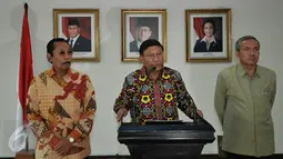 Wakil Ketua DPD, Farouk Muhammad (tengah) saat konferensi pers tentang GBHN di Kompleks Parlemen Senayan, Jakarta, Selasa (12/1/2016). DPD mendukung ide pengaktifan kembali GBHN oleh Megawati Soekarno Putri dalam Rakernas PDIP. (Liputan6.com/Johan Tallo) 