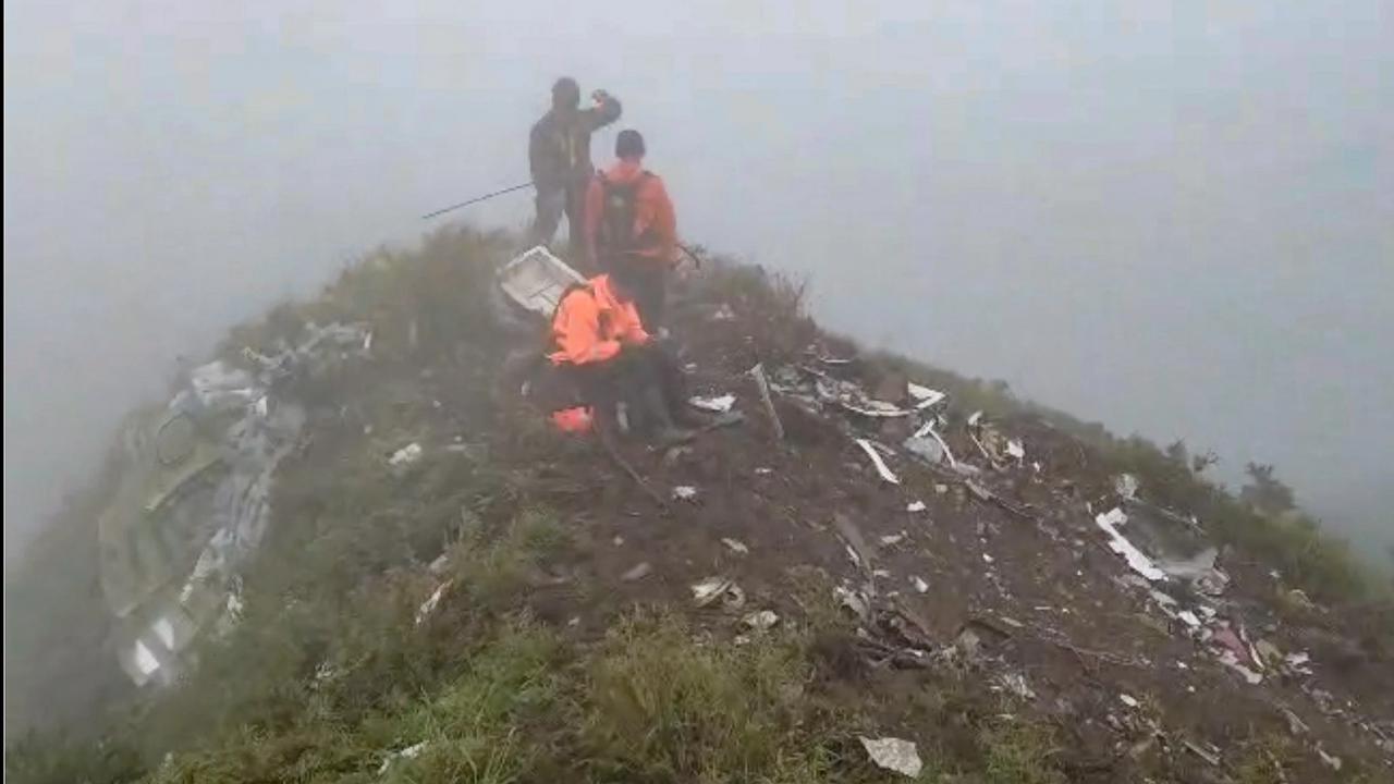 FOTO: Serpihan Besar Pesawat ATR 42-500 Ditemukan di Gunung Bulusaraung