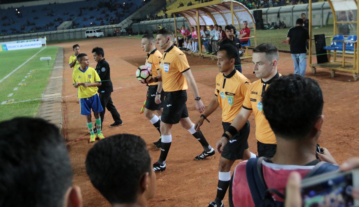 Wasit Evan Shaun Robert (2kiri) dan asisten wasit, Brown Wilson Kenneth (kiri) dan George  Lakrindis (kanan) memasuki lapangan saat laga PS TNI melawan Persib Bandung di Stadion Si Jalak Harupat, Sabtu (05/8/2017). (Bola.com/Nicklas Hanoatubun)