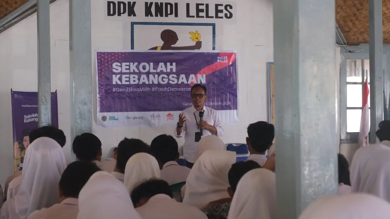 Kadiskominfo Garut Margiyanto memberikan materi kepada ratusan Gen-Z Kecamatan Leles, Garut, melek literasi dan informasi untuk menangkal hoaks atau berita bohong Pilkada Garut 2024. (Liputan6.com/Jayadi Supriadin)