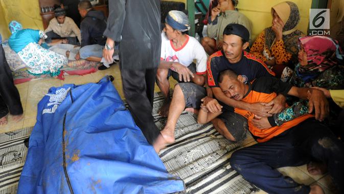 Keluarga histeris melihat jenazah korban longsor di Dusun Cimapag, Desa Sirnaresmi, Kecamatan Cisolok, Sukabumi, Selasa (1/1). Longsor menerjang satu dusun pada 31 Desember 2018 pukul 17.00 WIB. (merdeka.com/Arie Basuki)