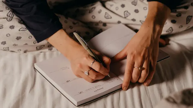 Rutinitas Journaling Malam yang Diam-diam Bisa Menghentikan Overthinking Sebelum Tidur