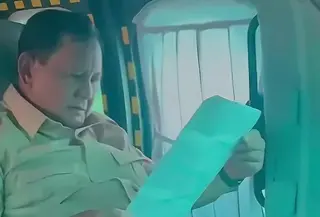 Marfen yang masih duduk di kelas 5 SD di MI Darussalam, Sidoarjo, menulis surat penuh kepolosan dan harapan untuk Prresiden Prabowo. (Foto: Instagram Presiden Republik Indonesia)