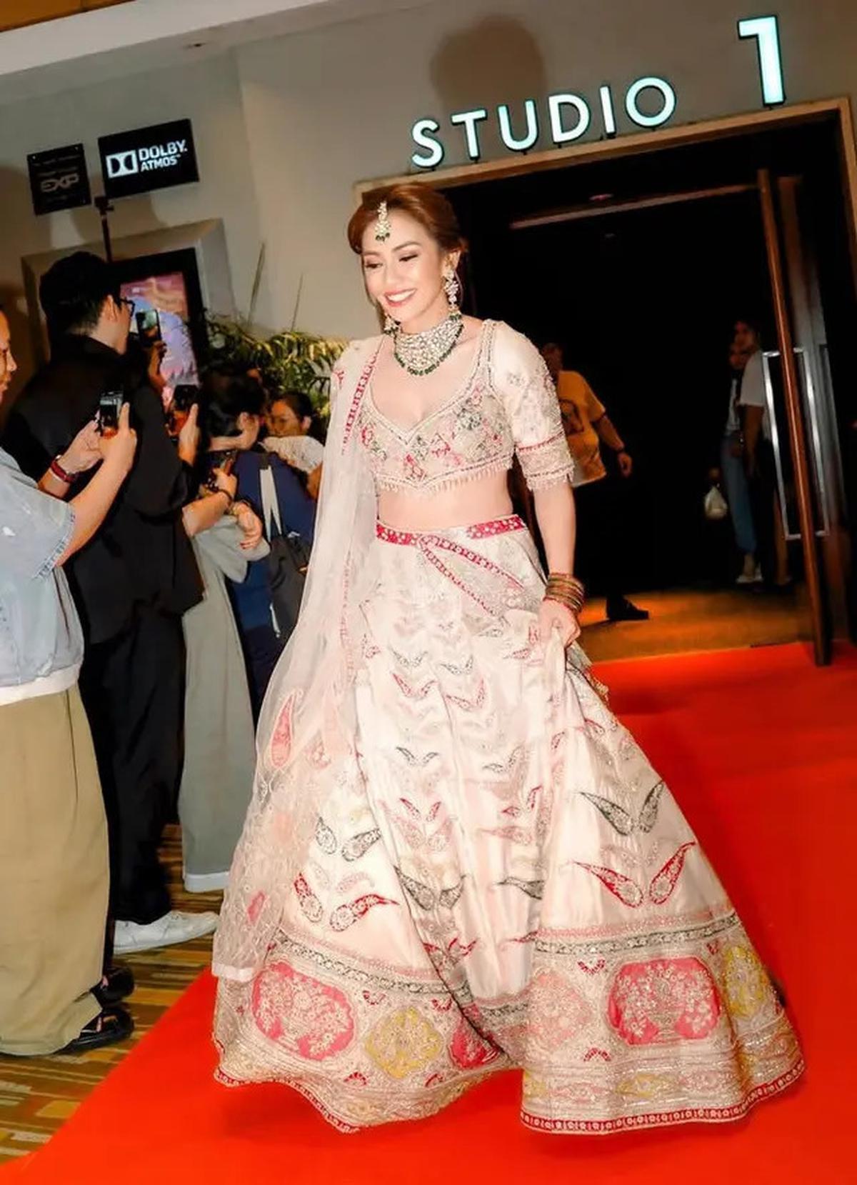 6 Pesona Masayu Anastasia Dibalut Lehenga Busana Khas Perempuan India saat Premier Film Terbarunya