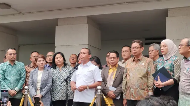 Menteri Energi dan Sumber Daya Mineral (ESDM) Bahlil Lahadalia saat konferensi pers, Jumat (19/9/2025). (Foto: Liputan6.com/Gagas YP)