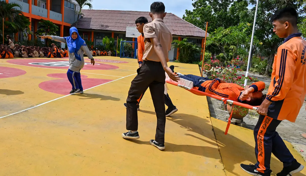 Para siswa juga mendapat pelatihan teknik evakuasi korban saat terjadi bencana. (CHAIDEER MAHYUDDIN/AFP)