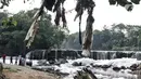 Wisatawan mengunjungi Curug Parigi yang tengah tercemar limbah busa di Cikiwul, Bantargebang, Bekasi, Jawa Barat, Minggu (19/7/2020). Meski begitu, sejumlah wisatawan tetap ramai mengunjungi Curug Parigi walaupun hanya sebentar. (merdeka.com/Iqbal S. Nugroho)