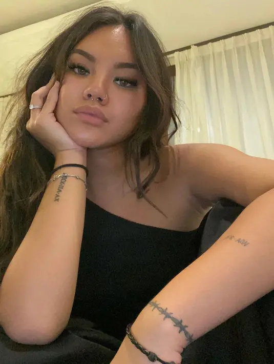 Shafa juga punya tato berbentuk angka romawi dan gambar kawat berduri yang ada di pergelangan tangan. (Foto: instagram.com/shafaharris)