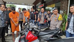Praktik penadahan sepeda motor hasil curian di Kota Bandar Lampung akhirnya terbongkar. Ironisnya, dua pelaku yang diringkus polisi justru berprofesi sebagai petugas keamanan atau satpam di salah satu perusahaan supermarket ternama. (Liputan6.com/Ardi Munthe)