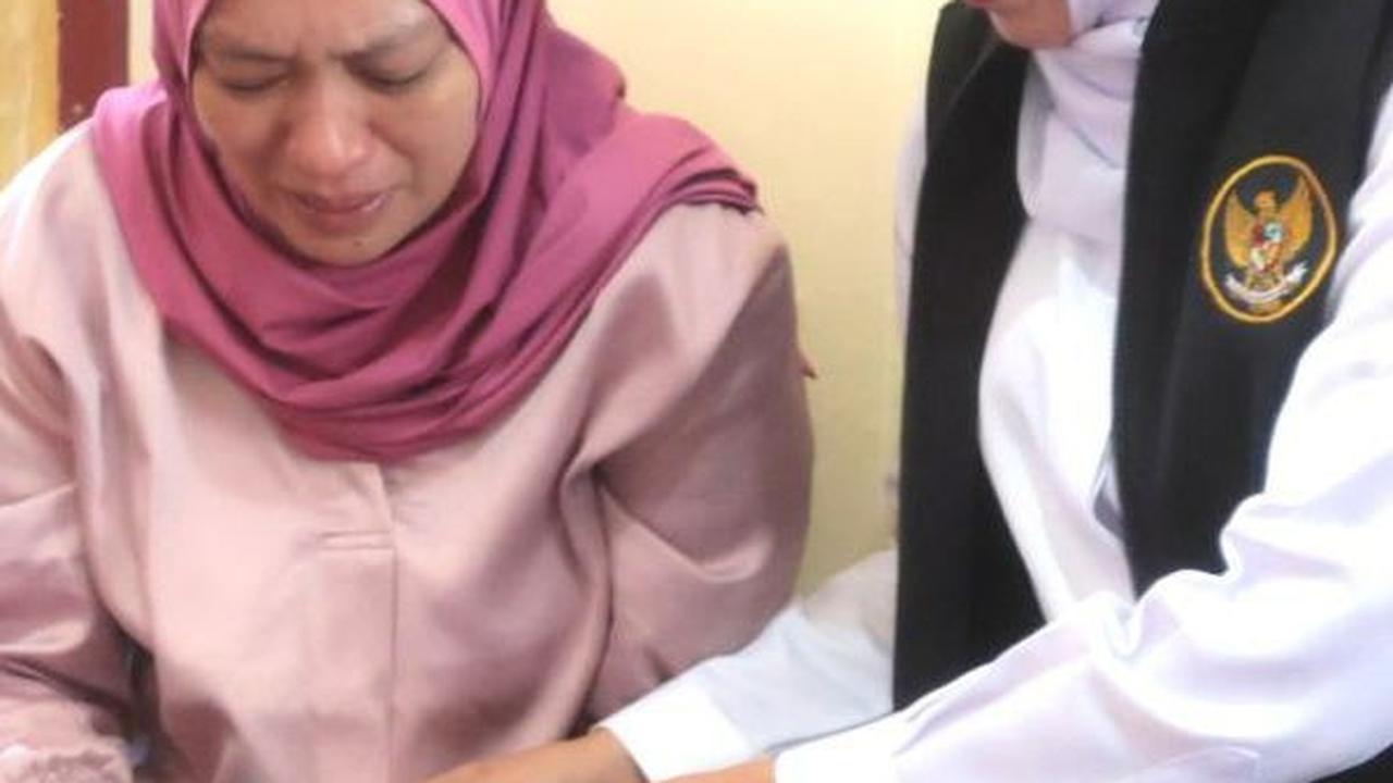 Gubernur Khofifah Hadiahkan Umrah Orang Tua Petinju Bondowoso yang Meninggal Saat Tanding