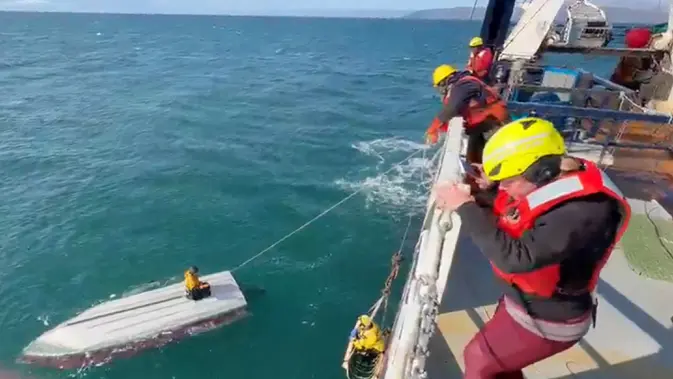 Remaja Ditemukan Terombang-ambing di Atas Perahu Terbalik di Perairan Alaska