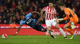 Pemain Tottenham Hotspur, Danny Rose (kiri) gagal memanfaatkan peluang mencetak gol ke gawang Stoke City  pada lanjutan Liga Inggris di Stadion Britannia, Stoke, Selasa (19/4/2016) dini hari WIB. (AFP/Paul Ellis)