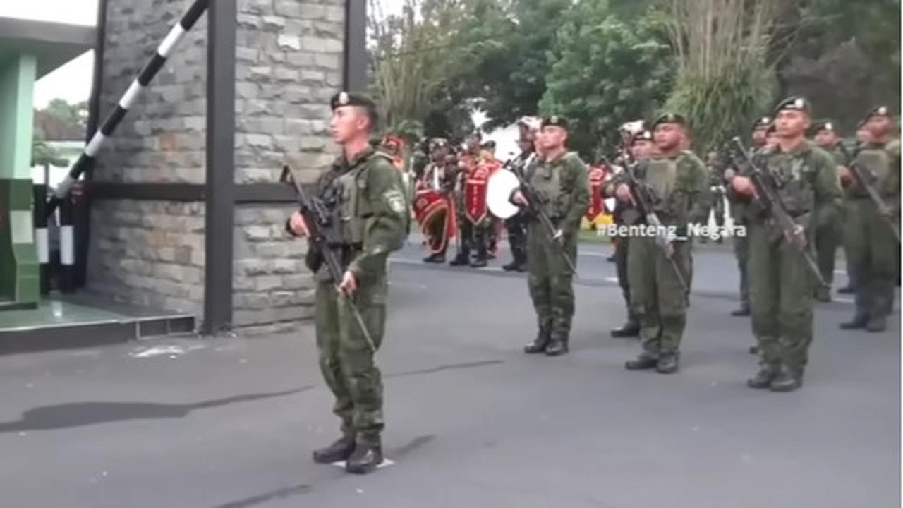 Mancung dan Ganteng, Momen Lettu Fardhana Mantan Tunangan Ayu Ting Ting Pulang ke Barak Usai Operasi Militer di Papua