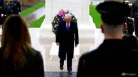 Presiden Donald Trump berpartisipasi dalam upacara peletakan karangan bunga Hari Veteran di Makam Prajurit Tak Dikenal di Pemakaman Nasional Arlington di Arlington, Virginia, pada Rabu, 11 November 2020. (Foto: AP / Patrick Semansky)
