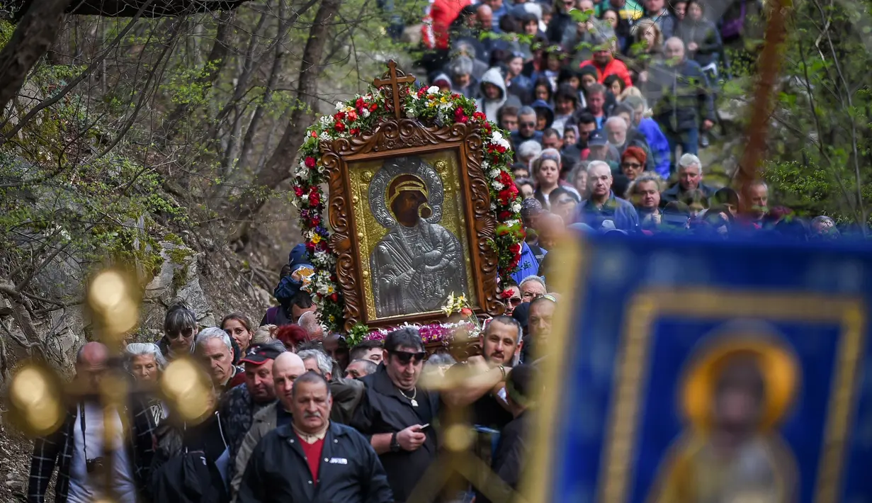 Jemaat Kristen Ortodoks membawa simbol Perawan Maria selama prosesi keagamaan tahunan di Biara Bachkovo, Bulgaria (9/4). (AFP Photo/Nikolay Doychinov)