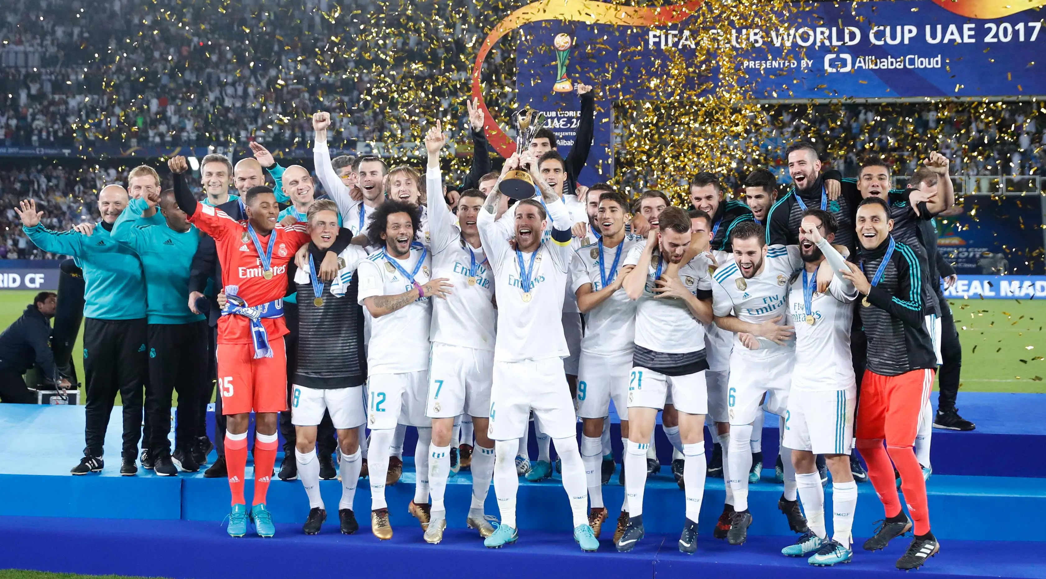 Para pemain Real Madrid melakukan selebrasi mengangkat trofi Piala Dunia Antarklub 2017 di stadion Zayed Sports City di Abu Dhabi, Uni Emirat Arab, (16/12). Madrid sukses mengalahkan Gremio 1-0 berkat gol Cristiano Ronaldo. (AP Photo / Hassan Ammar) Event	