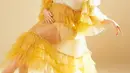 Ia tampil cantik bak Princess Belle dengan gaun off shoulder ruffle kuning karya Yoss Bridal Couture [@sitibadriahh]