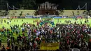 Masyarakat Padang turun ke dalam lapangan setelah laga leg kedua final Pegadaian Liga 2 2023/2024 di Stadion GOR Haji Agus Salim, Padang, Sabtu (9/3/2024). (Bola.com/Bagaskara Lazuardi)