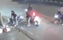 Panik Dikejar Sekelompok Orang Bersenjata Tajam, Tiga Orang Terpental dari Motor Usai Tabrak Tiang