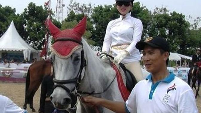 Syahrini berkuda (istimewa)