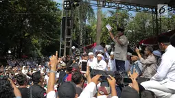 Capres 02 Prabowo Subianto memberi sambutan saat menghadiri syukuran kemenangan di kediaman Prabowo, di Kertanegara, Jakarta, Jumat (19/4). Dalam acara syukuran klaim kemenangan Pilpres 2019 tersebut, Prabowo tidak didampingi Sandiaga Uno. (Liputan6.com/Faizal Fanani)