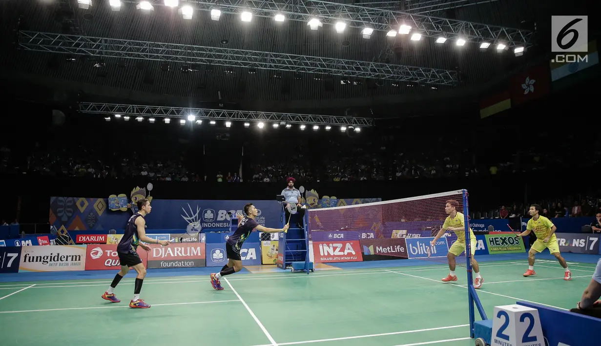 Ganda Putra Indonesia Fajar Alfian/Muhammad Rian Ardianto saat melawan Kittinupong Kedren/Dechapol Puavaranukroh di babak perempat final Indonesia Open 2017 di Jakarta, Jumat (16/6). Fajar/Rian menang 21-13, 18-21, 21-12. (Liputan6.com/Faizal Fanani)